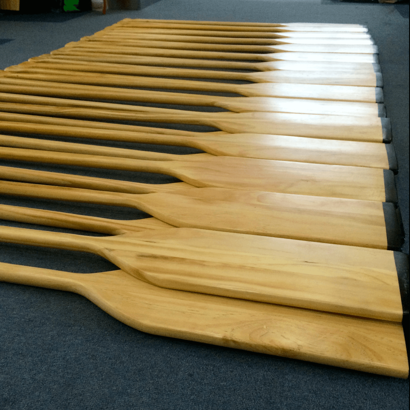 Roestige Pijpleidingskleppen Met Flenzen Op Een Houten Peddel, De Roestige Pijpleidingskleppen Met Flenzen Op Een Houten Peddel, De